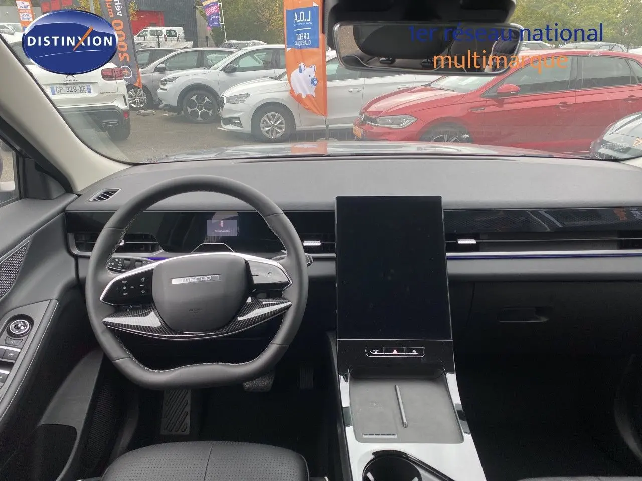 Vue intérieure frontale du tableau de bord du JAECOO J5 2026 en Phantom Grey, avec écran tactile vertical et volant multifonction.