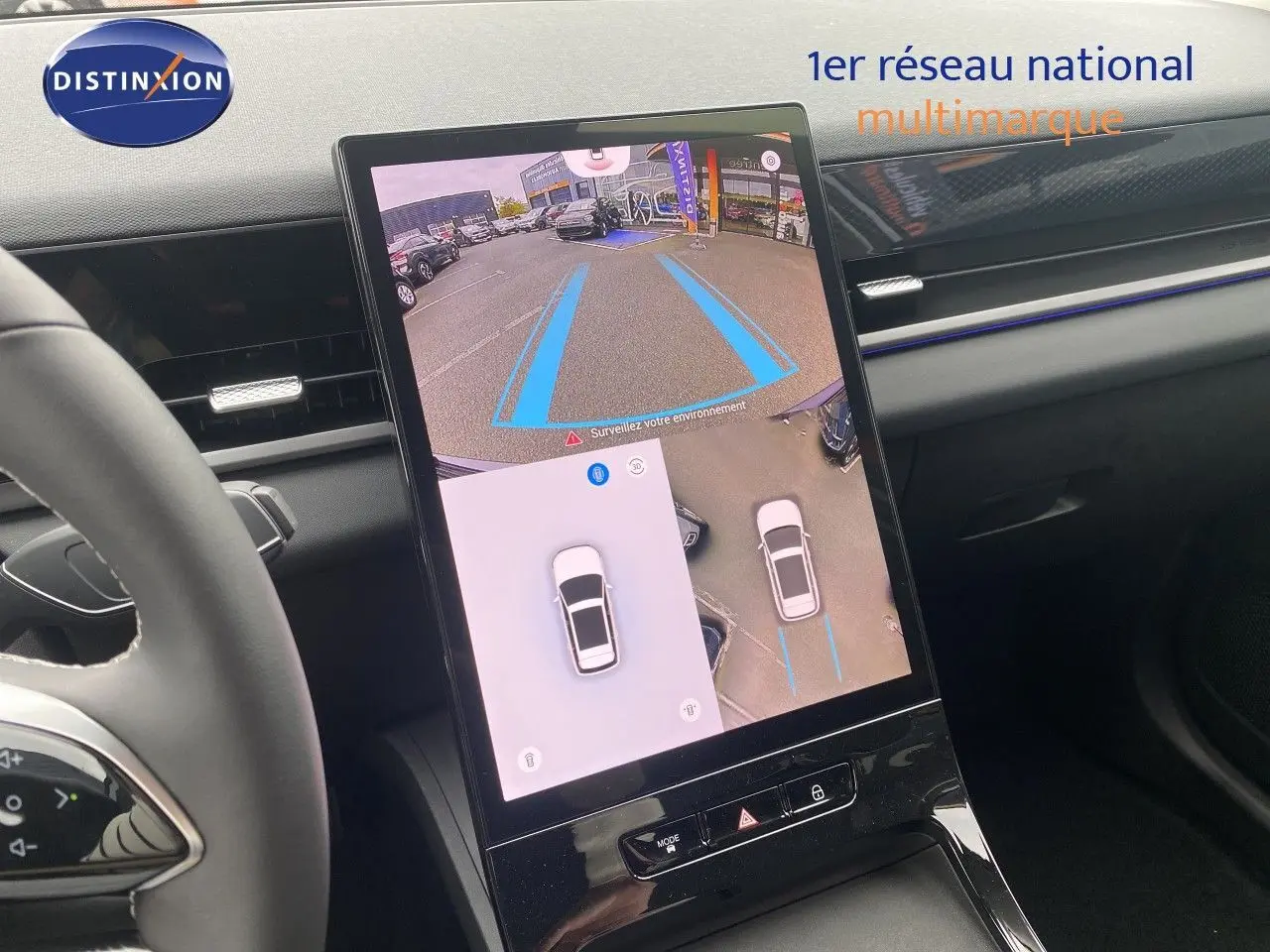 Vue intérieure centrée sur l’écran tactile affichant la caméra de recul du JAECOO J5 Phantom Grey, avec volant partiel visible.