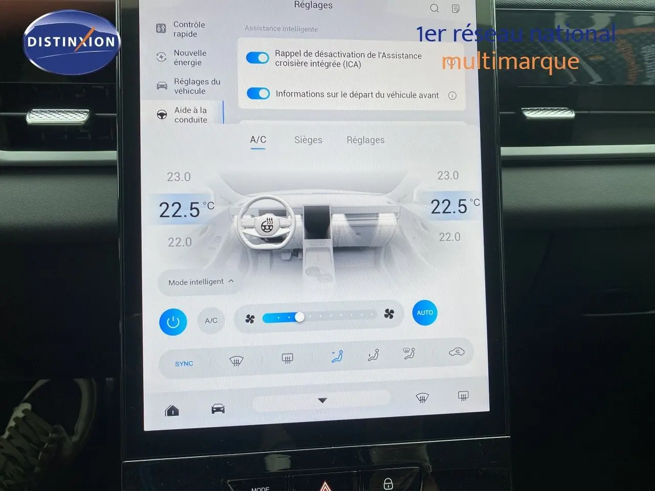 Écran tactile central affichant les réglages climatisation d’un JAECOO J5 Phantom Grey, vue intérieure avant.