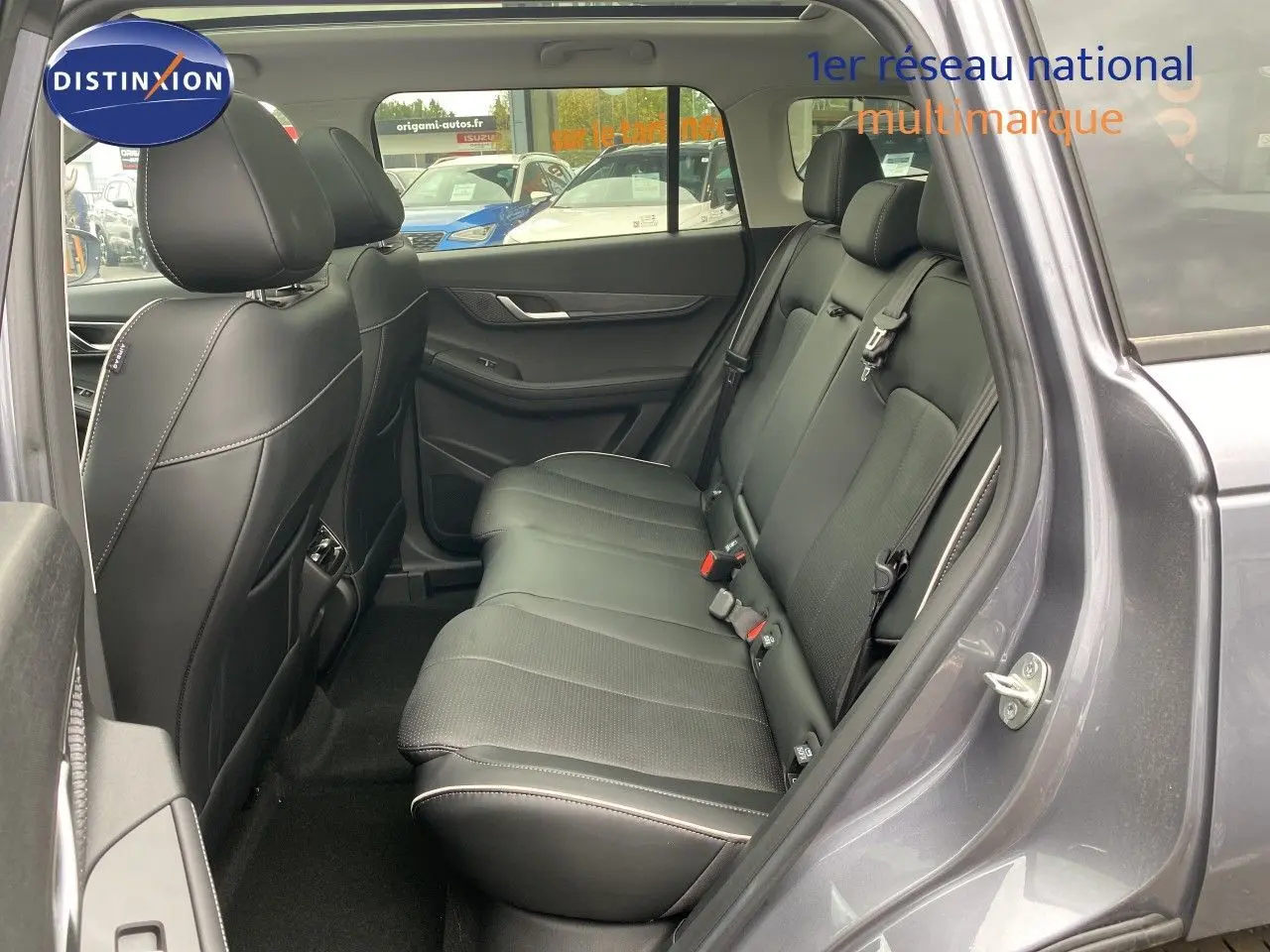 Vue intérieure côté droit des sièges arrière en cuir noir du JAECOO J5 2026 Phantom Grey avec finitions soignées.