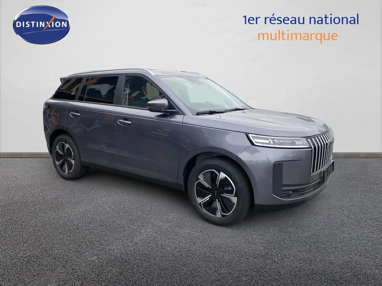 SUV JAECOO J5 gris Phantom vu en 3/4 avant droit avec calandre verticale et jantes bicolores modernes.