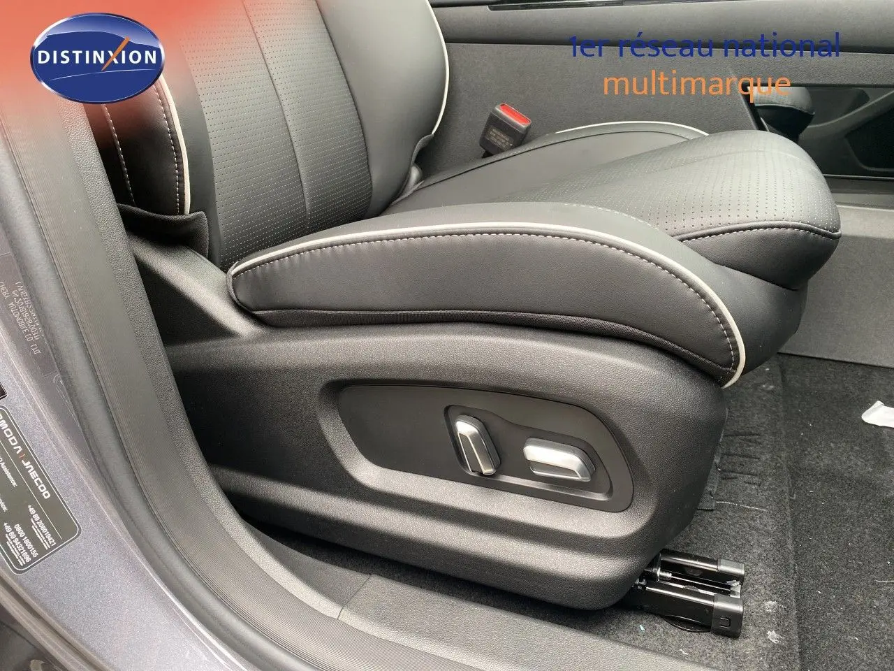 Gros plan sur le siège conducteur en cuir noir avec surpiqûres blanches, dans un JAECOO J5 Phantom Grey 2026.