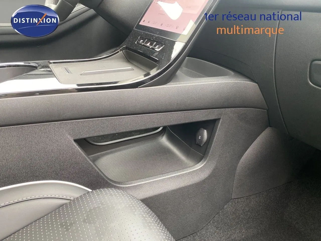 Vue intérieure côté passager du JAECOO J5 2026, montrant la console centrale noire et le rangement latéral.
