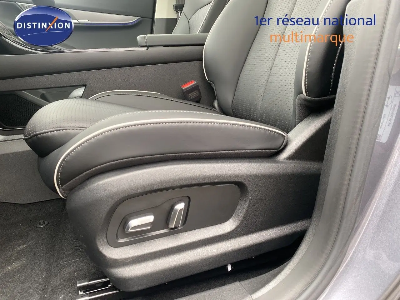 Gros plan sur le siège conducteur en cuir noir avec surpiqûres blanches, intérieur du JAECOO J5 Phantom Grey 2026.