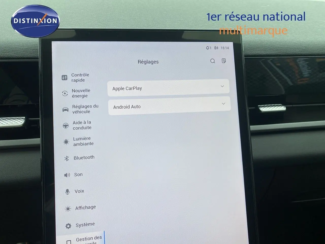 Écran tactile central affichant les réglages Apple CarPlay et Android Auto dans un JAECOO J5 gris Phantom.