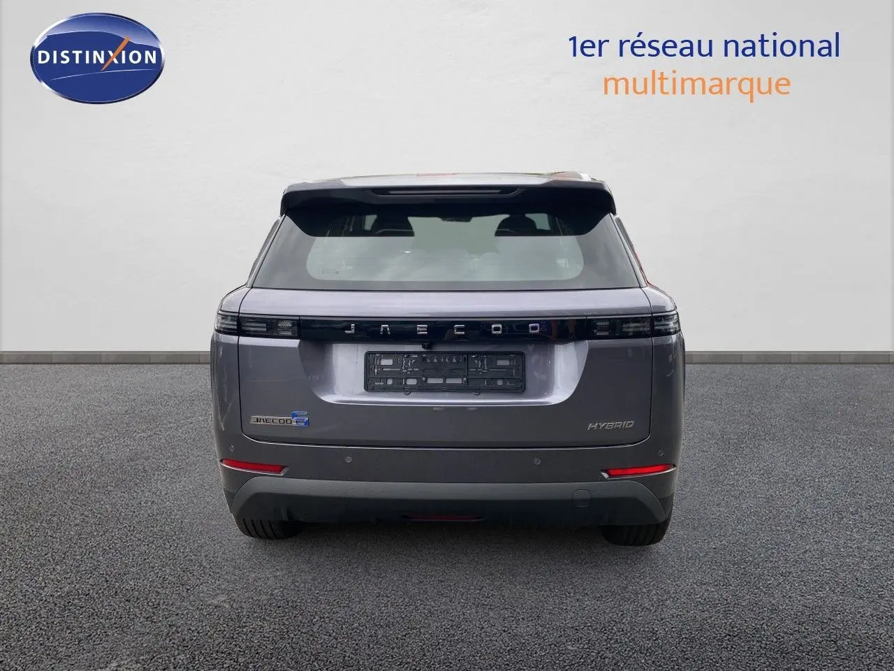 Vue arrière du SUV JAECOO J5 hybride en Phantom Grey, avec logo et feux arrière horizontaux distinctifs.