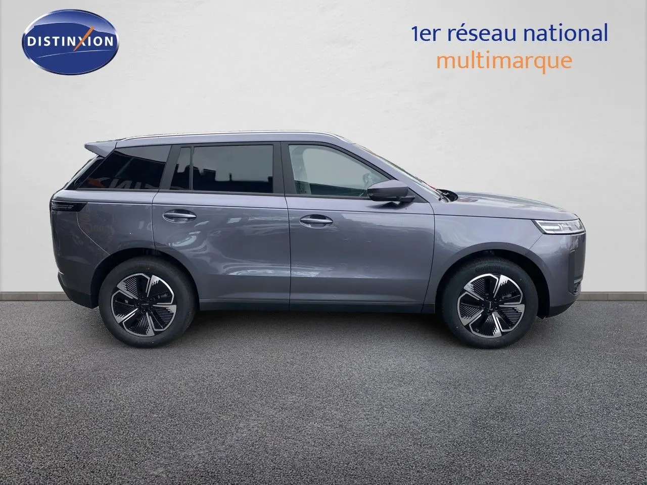 Vue de profil côté gauche du SUV JAECOO J5 2026 en Phantom Grey avec jantes noires et détails modernes.