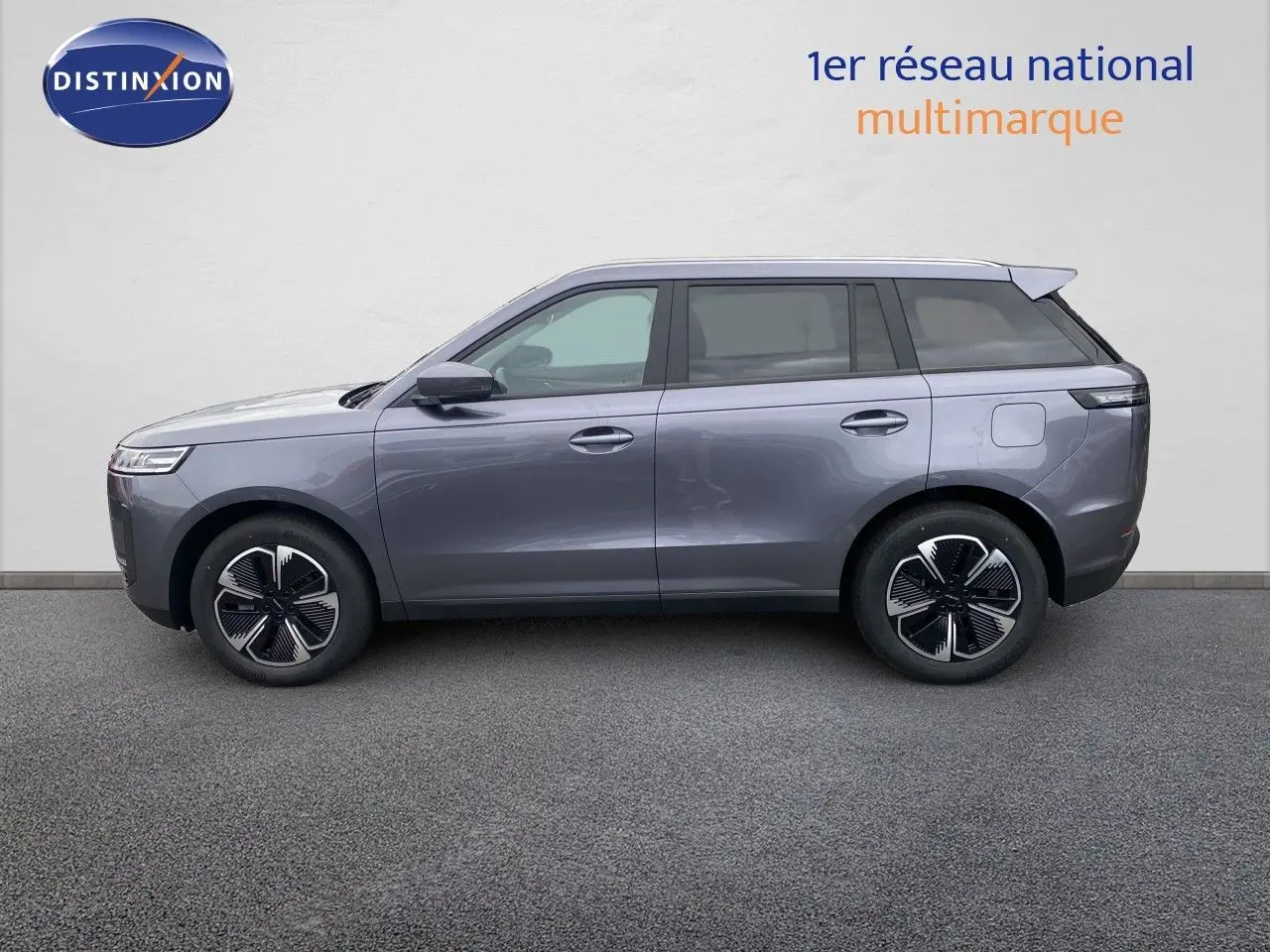 Vue latérale droite du SUV JAECOO J5 1.5 TGDI HEV 165CH BVA EXCLUSIVE en Phantom Grey, roues stylisées noires et argent.