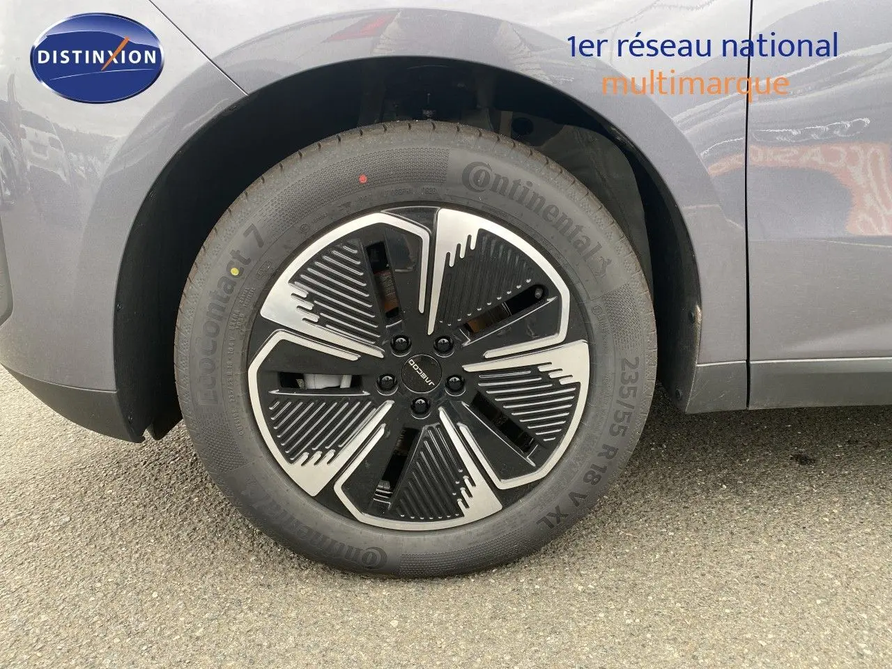 Gros plan sur la roue avant gauche du JAECOO J5 Phantom Grey, mettant en valeur la jante noire et argentée au design moderne.