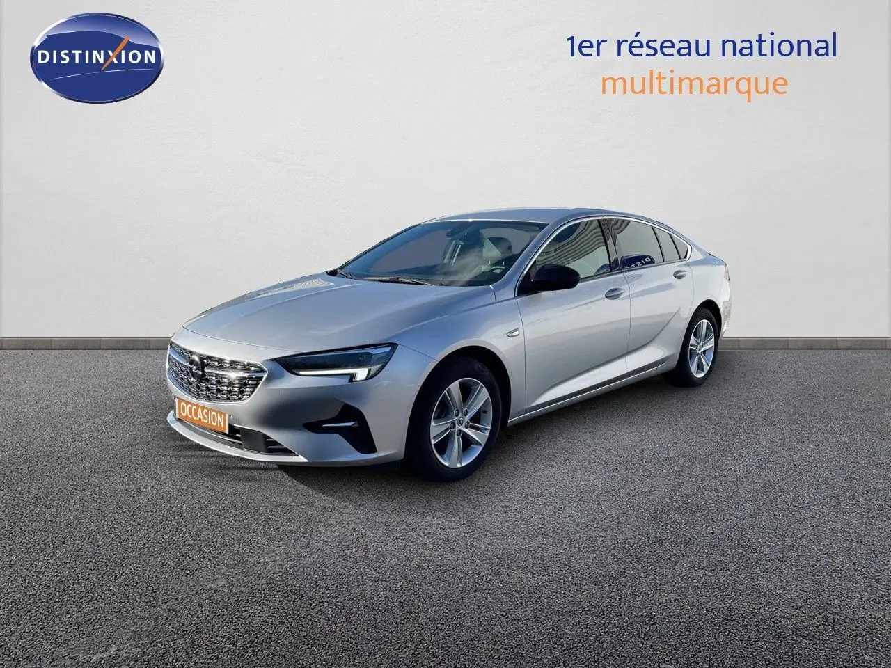 Opel Insignia gris minéral métal vue 3/4 avant droit sur fond neutre avec calandre chromée et phares LED.