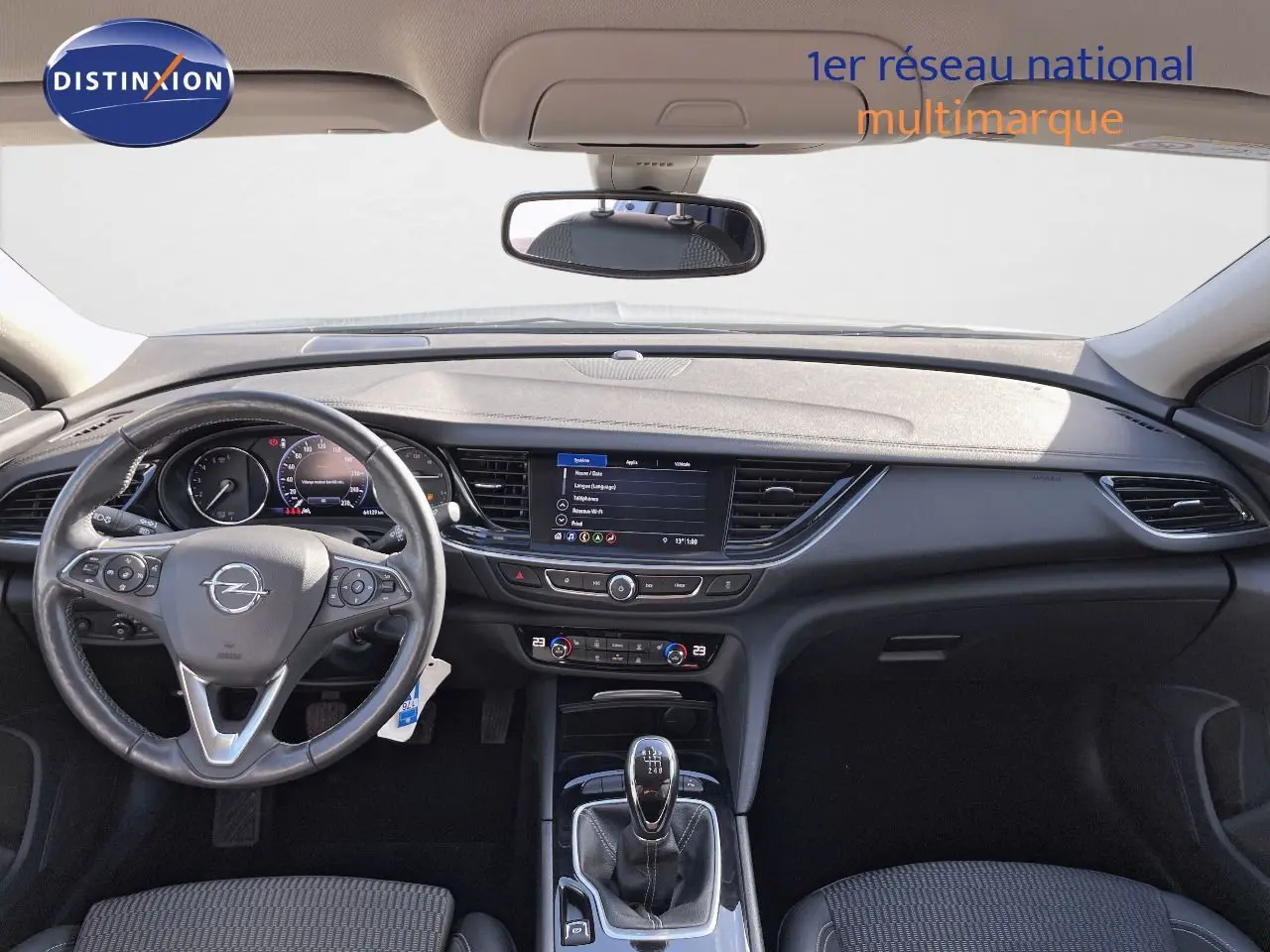 Intérieur de l'Opel Insignia 2021 gris minéral, vue frontale du tableau de bord avec volant et boîte manuelle.