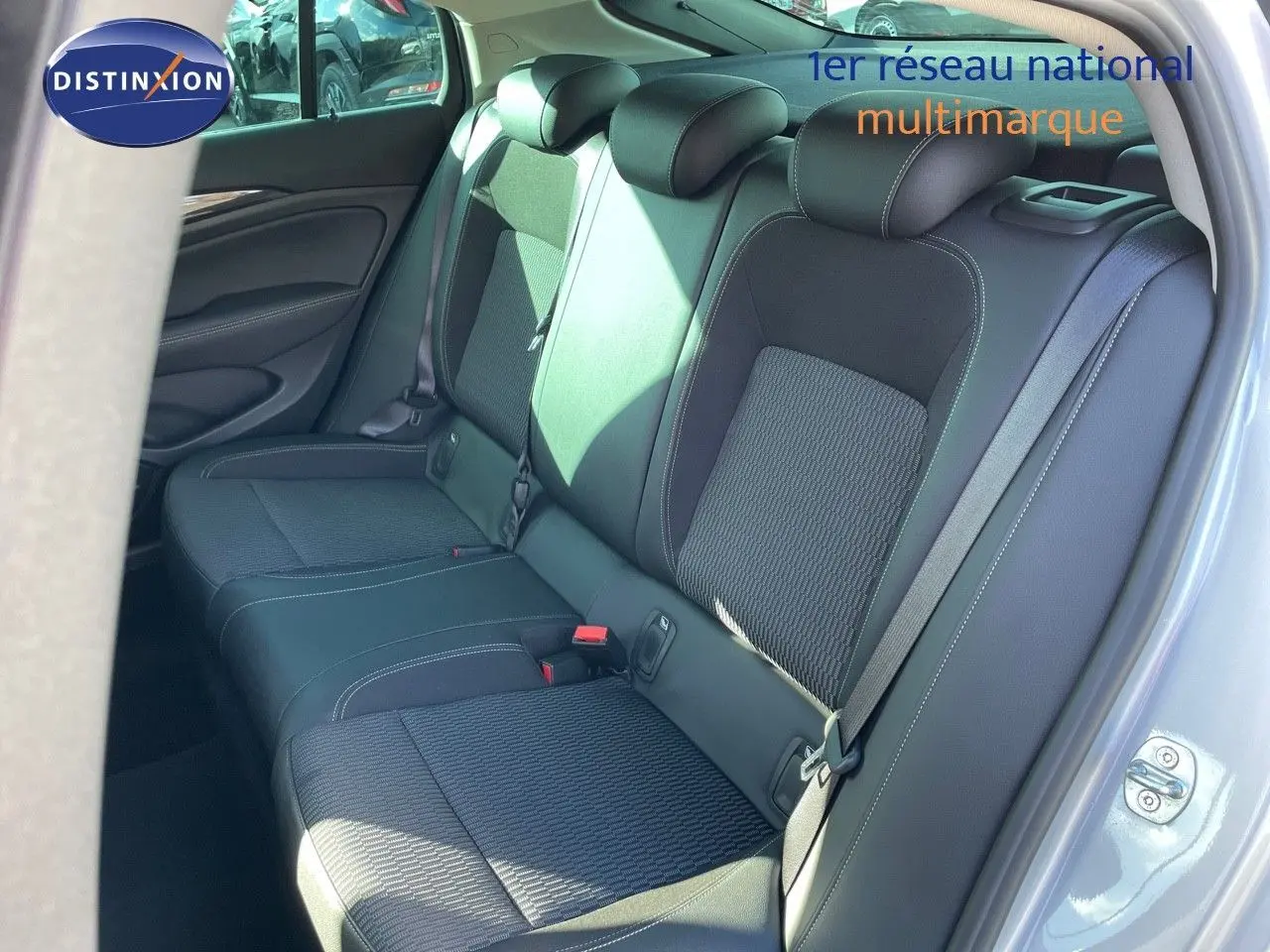 Vue intérieure sur les sièges arrière en cuir noir et tissu gris d'une Opel Insignia 2021, porte arrière ouverte.