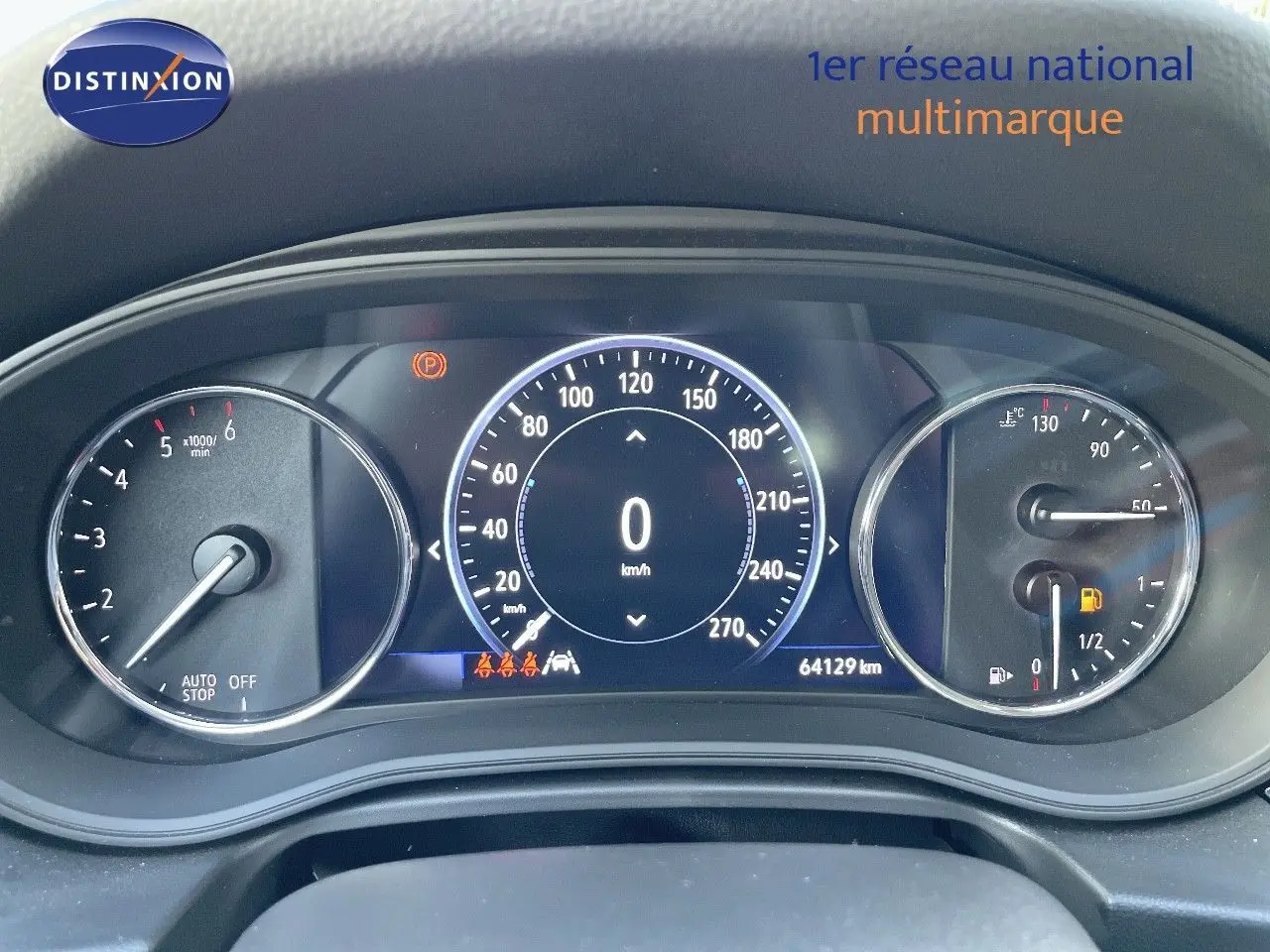 Tableau de bord numérique de l'Opel Insignia gris minéral, affichant vitesse, compte-tours et jauge carburant.