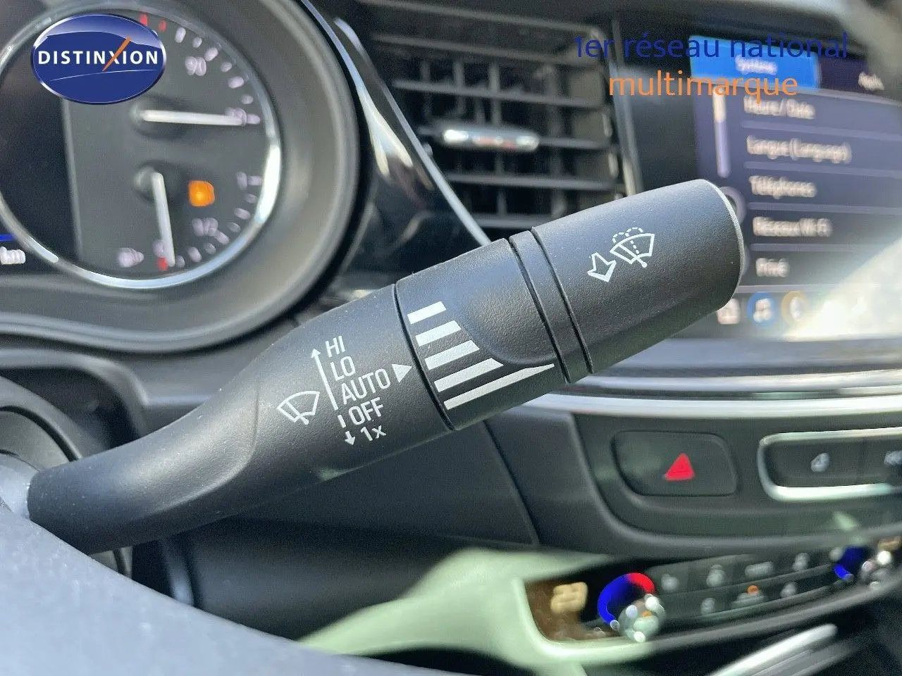 Gros plan sur la commande d’essuie-glace dans l’habitacle d’une Opel Insignia gris minéral métal, tableau de bord en arrière-plan.