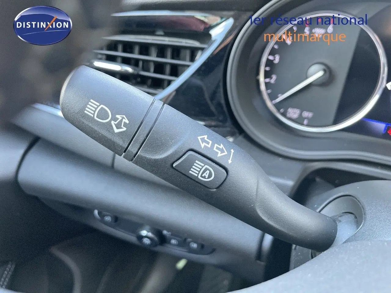 Le commodo gauche du tableau de bord de l'Opel Insignia 2.0D gris minéral métal, avec indicateurs de feux et clignotants.