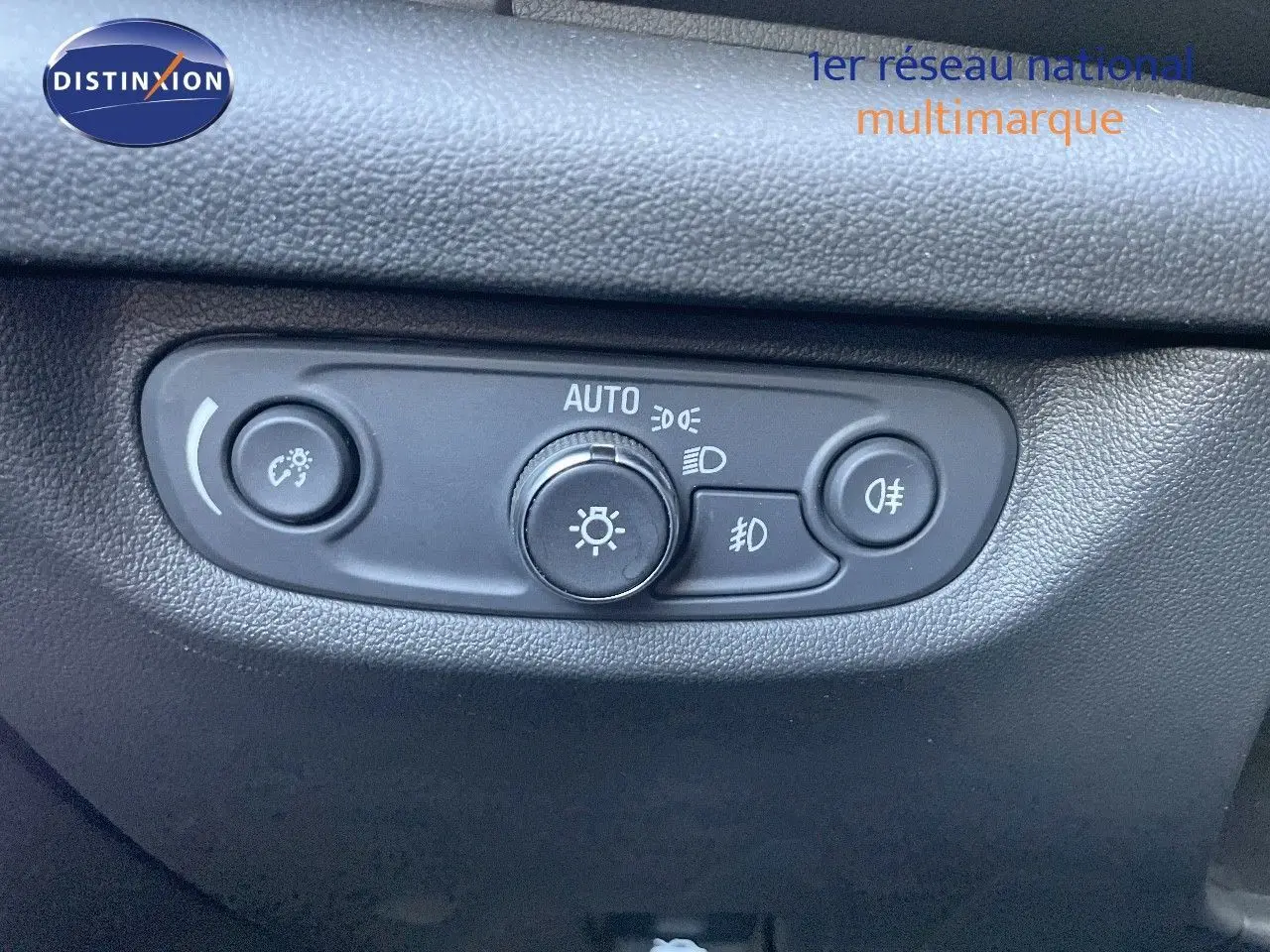 Gros plan sur les commandes d'éclairage intérieur de l'Opel Insignia 2.0D 174ch Elegance gris minéral métal.