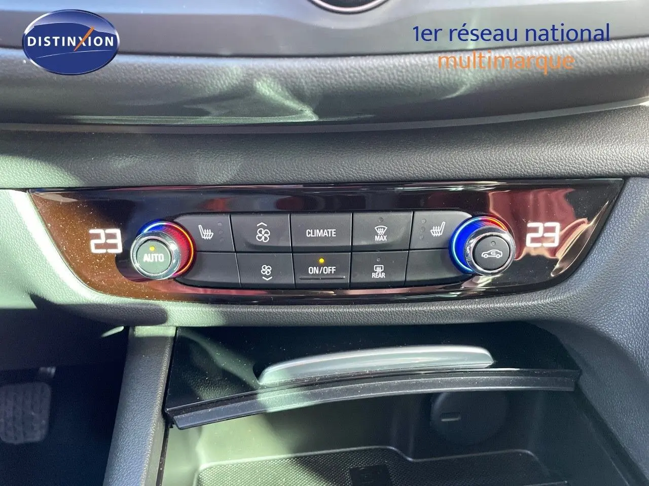 Panneau de commande de climatisation de l'Opel Insignia gris minéral, affichant 23°C des deux côtés.