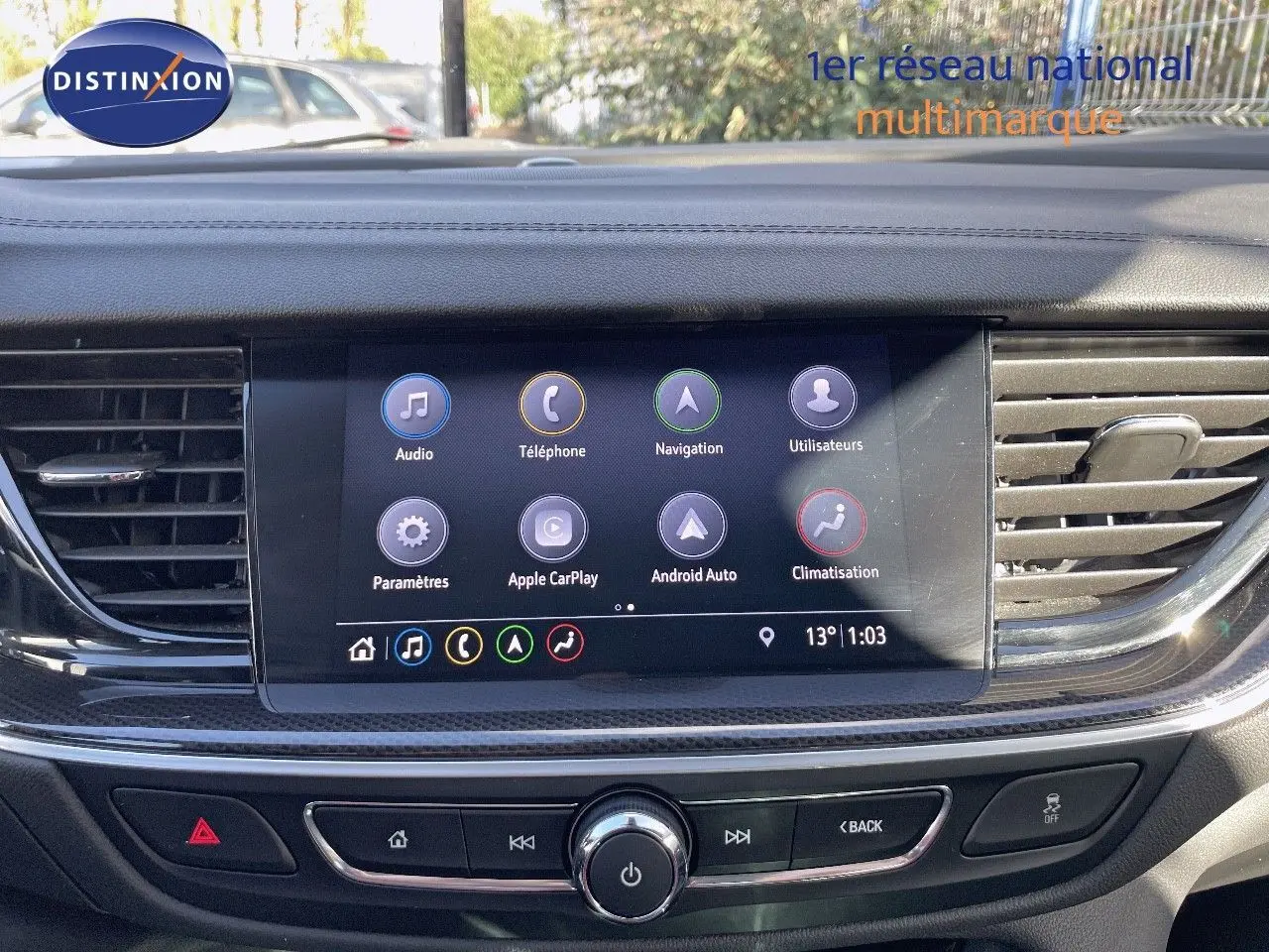 Écran tactile central de l’Opel Insignia 2021 avec interface Apple CarPlay et Android Auto, tableau de bord noir.