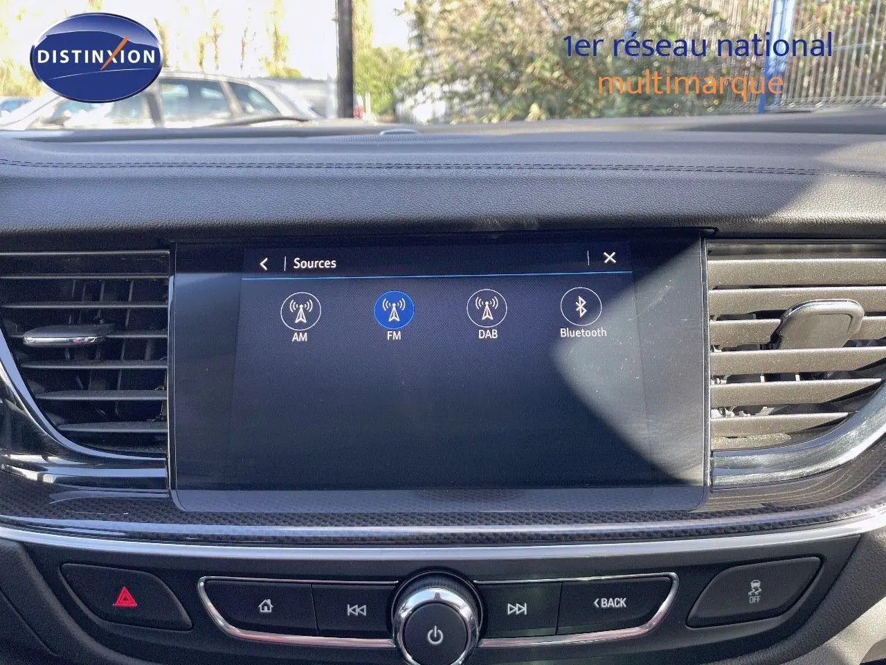 Écran tactile central de l'Opel Insignia 2021 gris minéral métal, affichant les sources audio FM, AM, DAB et Bluetooth.