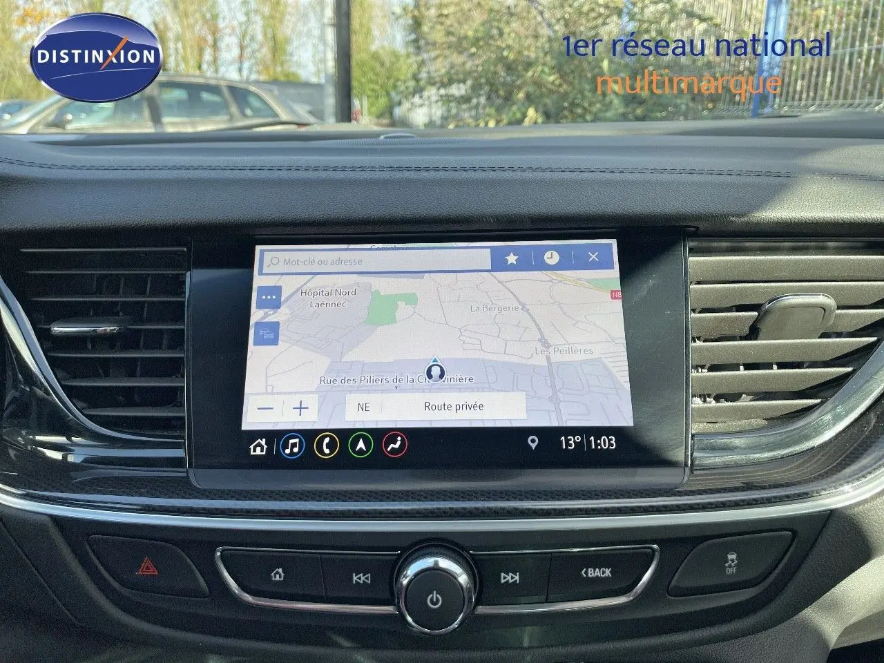 Écran tactile du système de navigation de l'Opel Insignia gris minéral métal, vue centrée du tableau de bord.