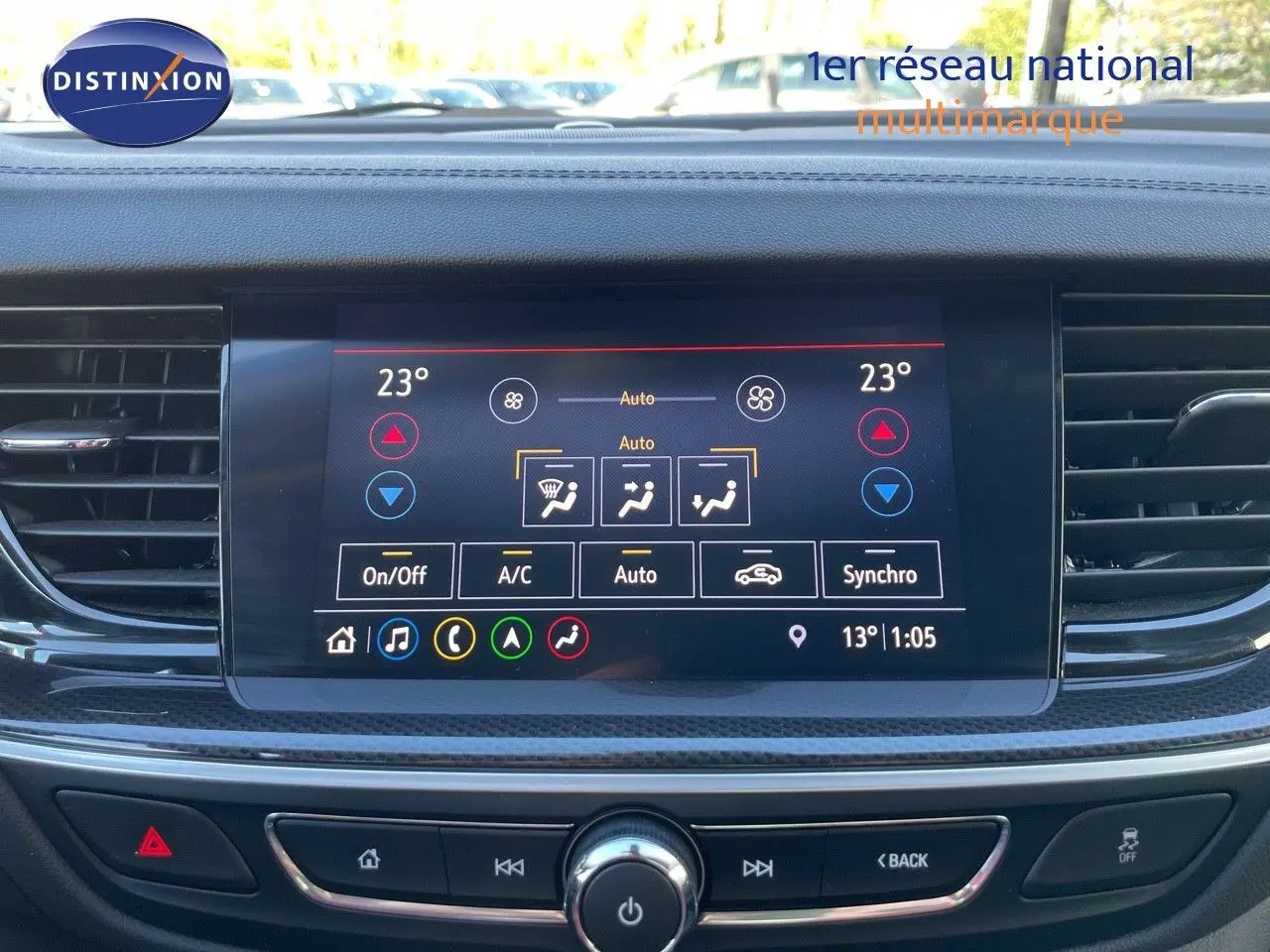 Écran tactile central de la climatisation automatique dans l’habitacle d’une Opel Insignia gris minéral métal 2021.