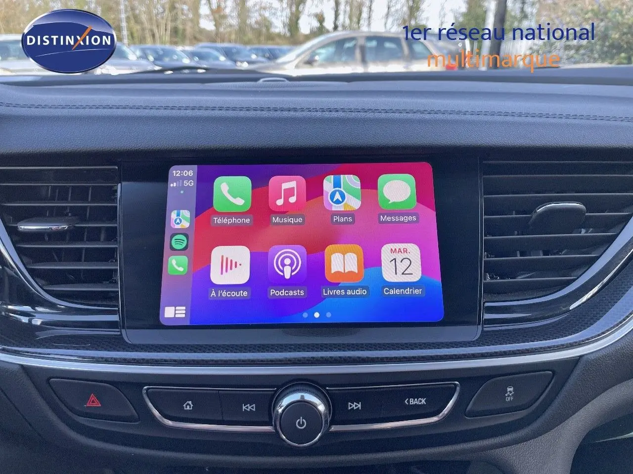 Écran tactile central de l’Opel Insignia gris minéral métal 2021 affichant les applications Apple CarPlay.