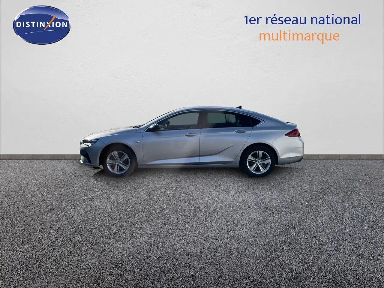 Opel Insignia 2.0D gris minéral métal vue de profil côté gauche sur fond neutre, silhouette élégante et moderne.