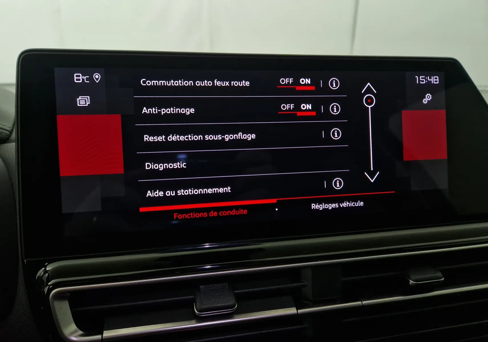 Écran tactile central du tableau de bord du Citroën C5 Aircross 2024 affichant les réglages d'aide à la conduite.