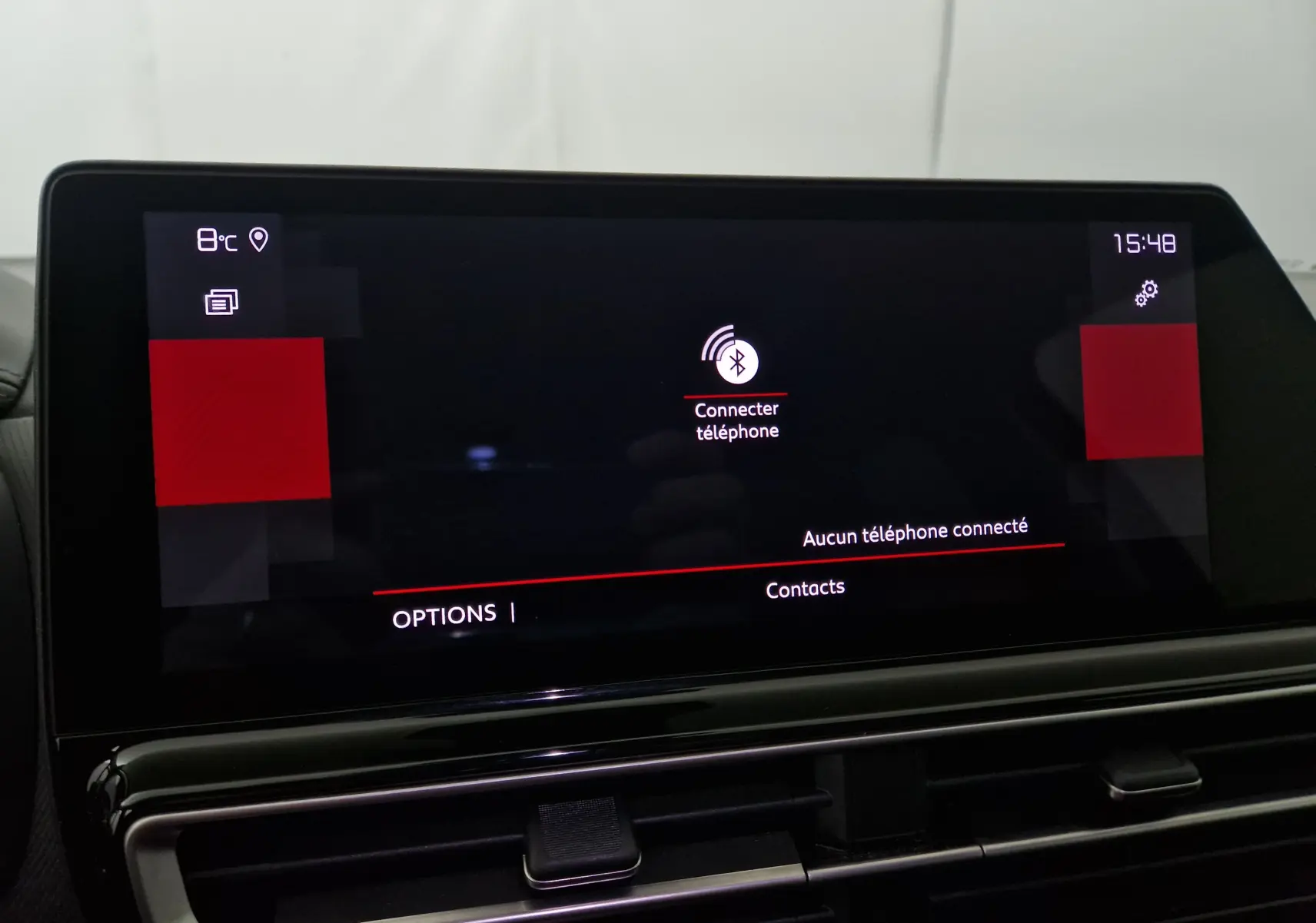 Écran tactile central du tableau de bord du Citroën C5 Aircross noir 2024 affichant la connexion Bluetooth téléphone.