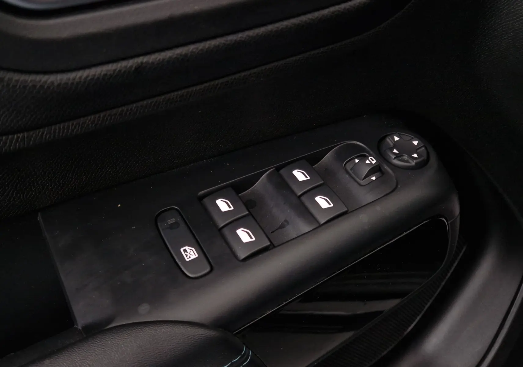 Panneau de commandes des vitres et rétroviseurs côté gauche intérieur noir du Citroën C5 Aircross 2024.
