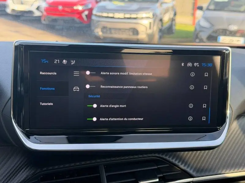 Écran tactile central du Peugeot 2008 rouge Elixir, affichant les alertes de sécurité et fonctions connectées.