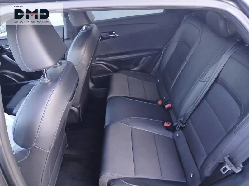 Vue intérieure côté droit des sièges arrière en cuir noir du MG4 EV 204ch Luxury 2023, finition soignée et ceintures rouges.