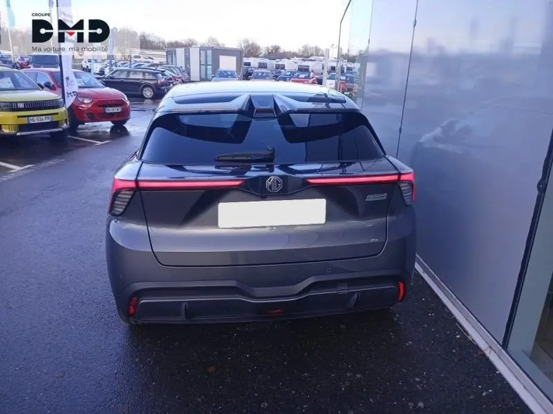 Vue arrière d'un MG4 électrique 2023 gris Andes métallisé, avec feux arrière LED horizontaux et logo MG central.