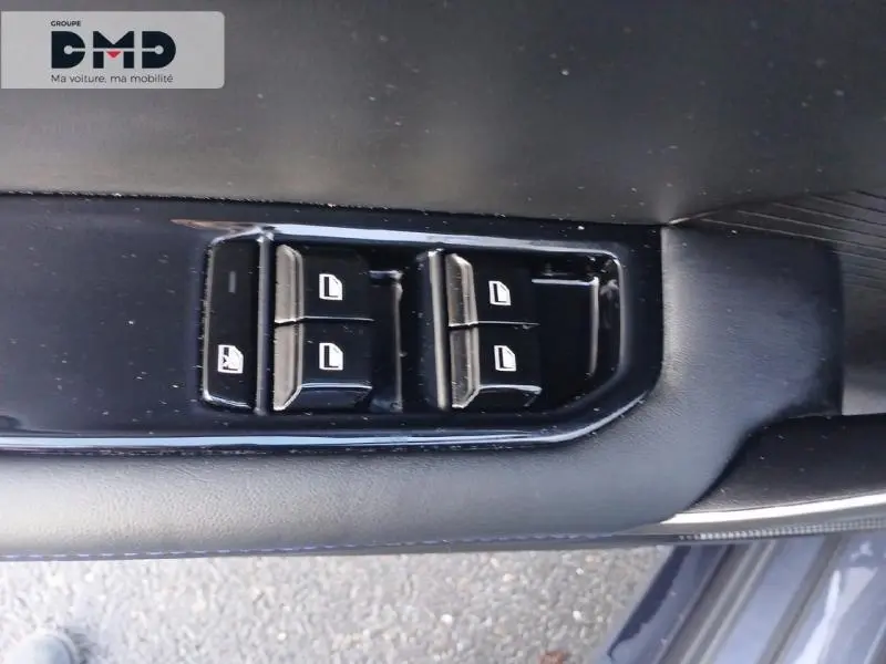 Gros plan sur les commandes des vitres électriques côté gauche d’une MG4 EV 204ch Andes Grey métallisé 2023.