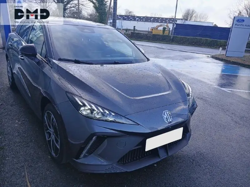 Vue 3/4 avant gauche du MG4 électrique gris Andes métallisé avec logo MG visible sur la calandre.