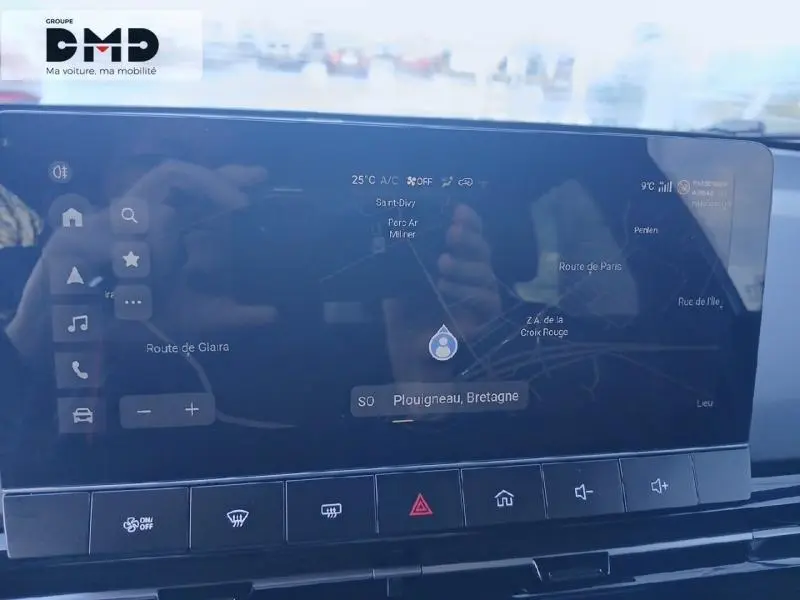Vue rapprochée de l'écran tactile intérieur du MG4 EV 204ch Luxury 2023, affichant la navigation GPS.