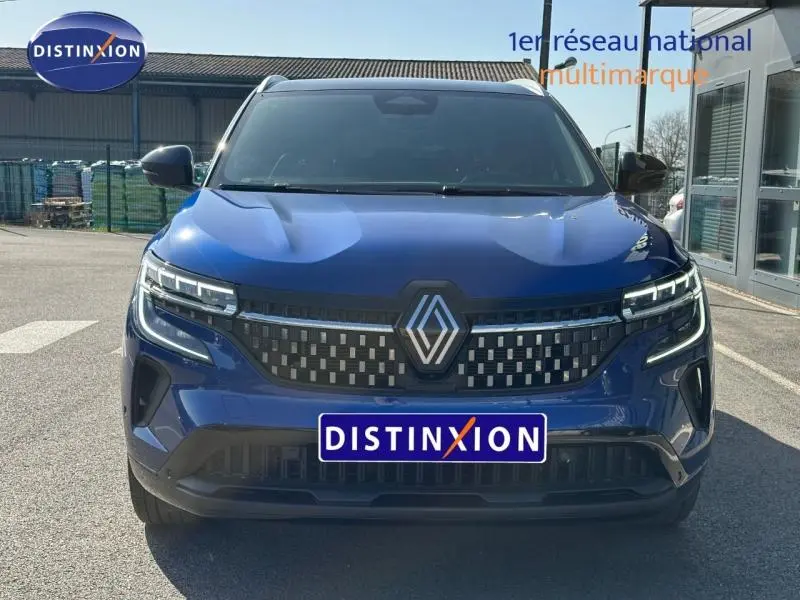 Vue frontale du Renault Austral 2025 en Bleu Iron, mettant en valeur sa calandre moderne et ses phares LED distinctifs.