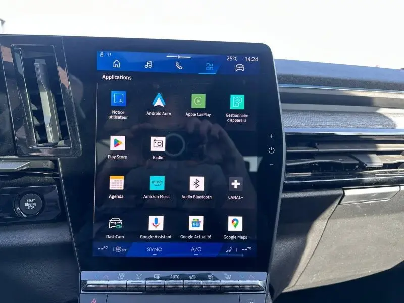 Écran tactile central du Renault Austral 2025 affichant les applications connectées, avec la console et les aérateurs visibles.