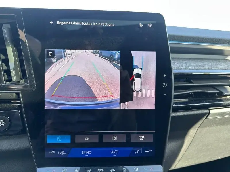 Écran central du Renault Austral 2025 montrant la caméra de recul avec vue arrière et vue aérienne du véhicule Bleu Iron.