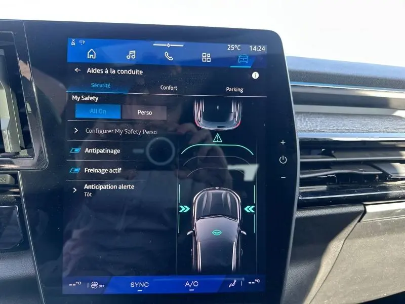 Écran tactile central du Renault Austral 2025 affichant les aides à la conduite avec interface moderne et détails de sécurité.