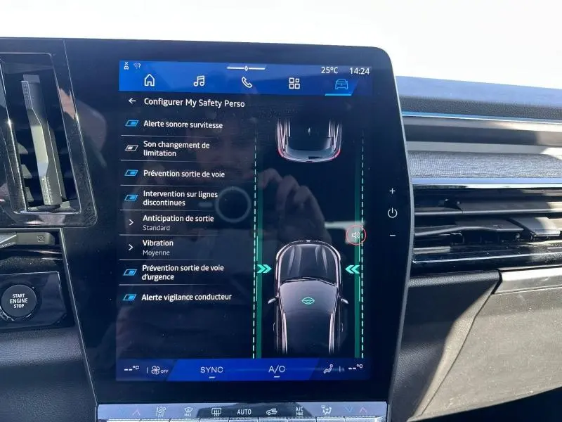 Écran central tactile du Renault Austral 2025 affichant les réglages d’aides à la conduite dans un intérieur moderne.