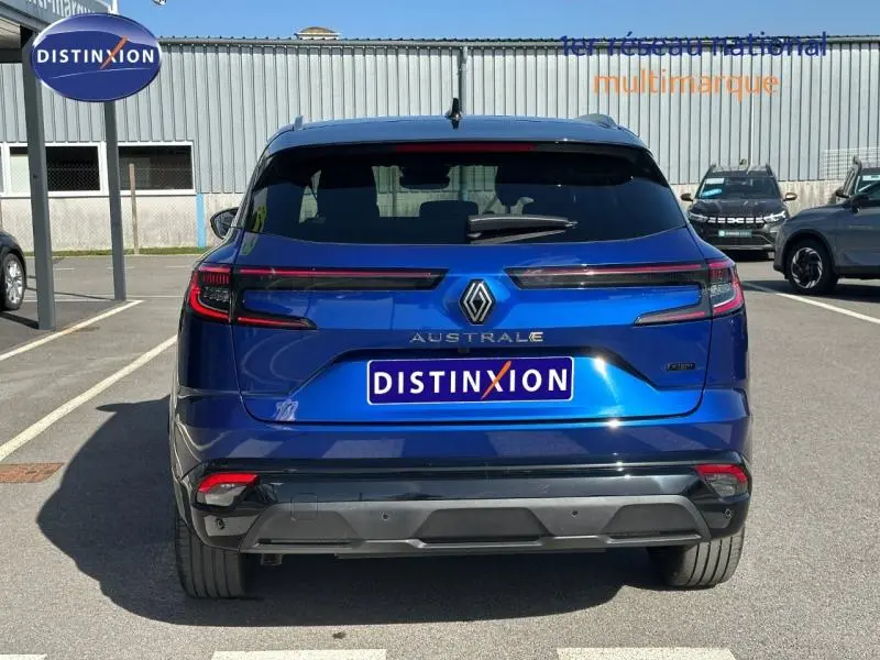 Vue arrière d'un Renault Austral Bleu Iron 2025 avec logo et feux arrière étirés en bandeau lumineux.