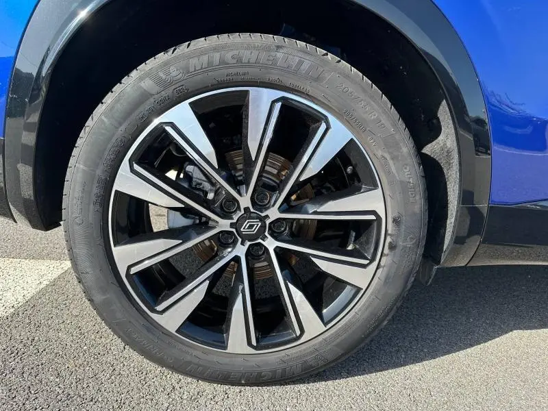 Gros plan sur la roue avant gauche du Renault Austral Bleu Iron 2025, mettant en valeur la jante alliage et le pneu Michelin.