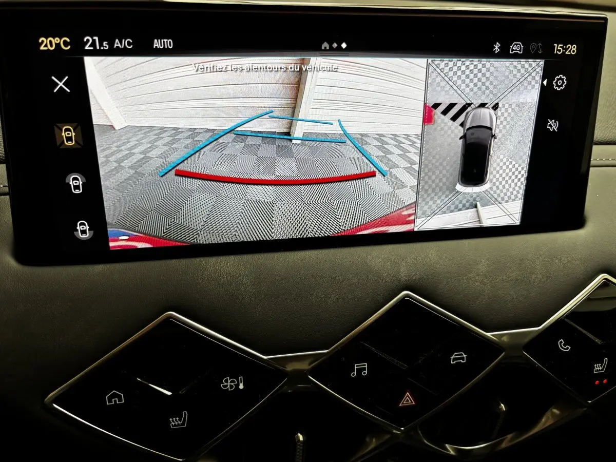 Écran tactile intérieur montrant la caméra de recul et la vue à 360° du DS3 gris clair, avec commandes tactiles en dessous.