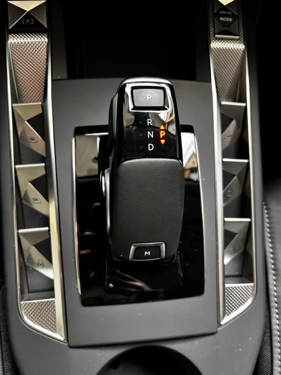 Gros plan sur la commande de boîte automatique noire du DS3 2024, avec indication P allumée en orange.