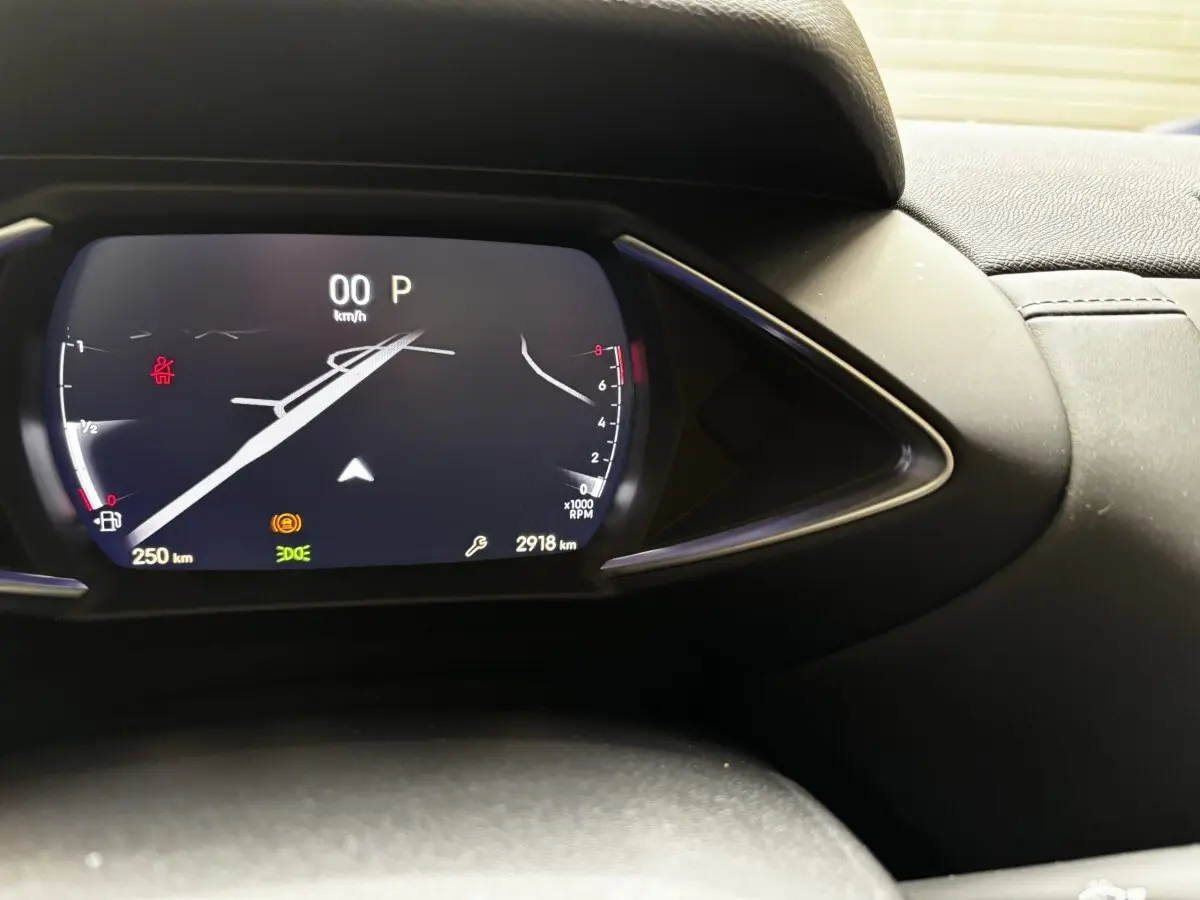 Gros plan sur le tableau de bord numérique de la DS3 2024, affichant la vitesse, le régime et les alertes.