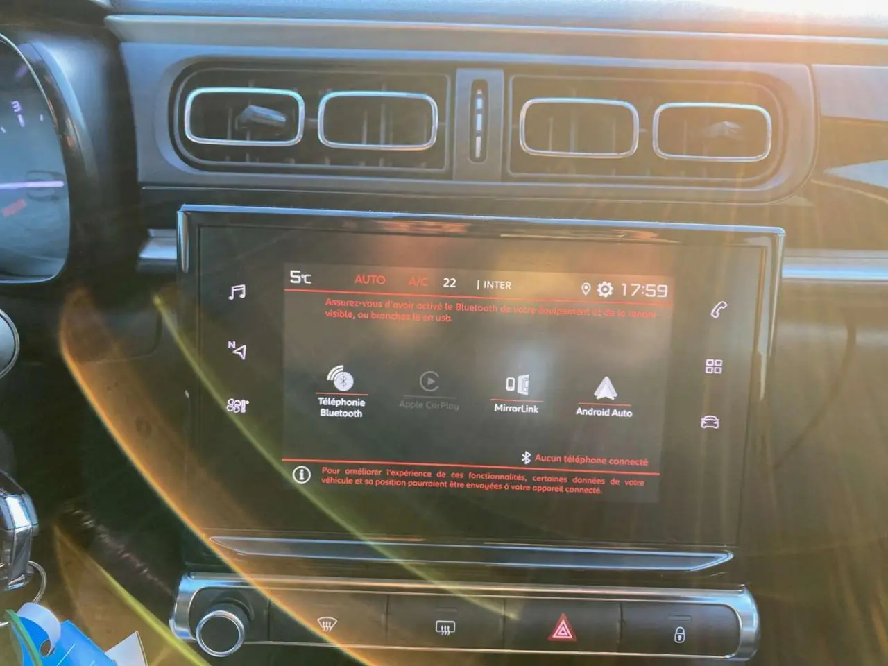 Écran tactile central de la Citroën C3 Shine 2023 avec interface MirrorLink, sous lumière naturelle.