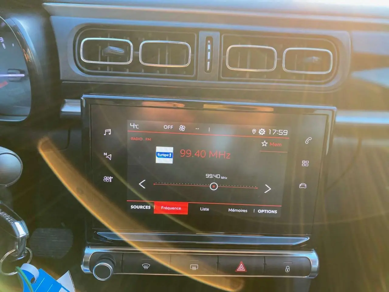Intérieur de Citroën C3 Shine 2023, vue centrale sur l’écran tactile multimédia et les commandes de climatisation.