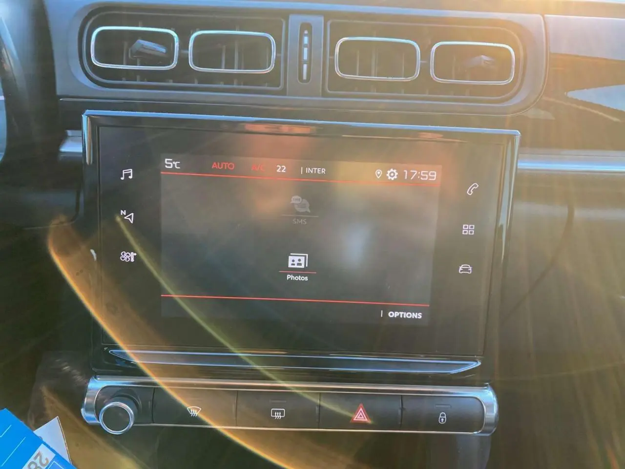 Vue rapprochée de l’écran tactile central et des commandes de climatisation de la Citroën C3 Shine 2023, intérieur noir.