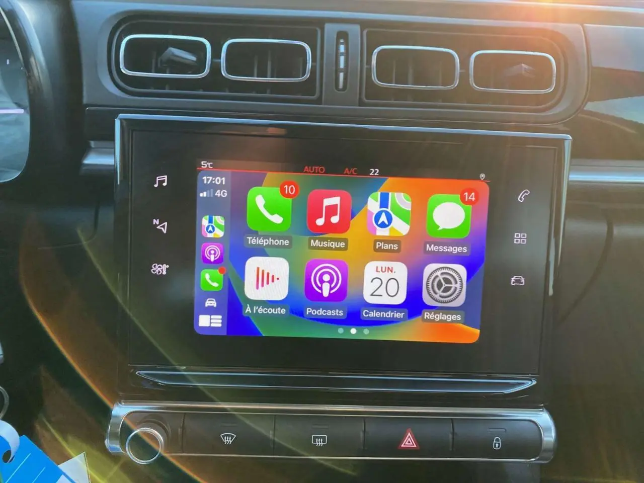Vue rapprochée de l'écran tactile central de la Citroën C3 Shine 2023, affichant Apple CarPlay dans un intérieur noir.